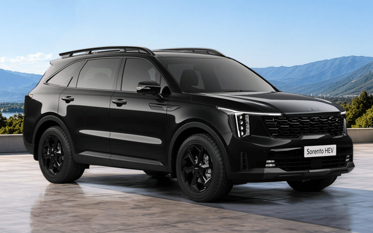 Kia Sorento Black Line in black, front three-quarter view parked on a terrace with a lake and mountains behind