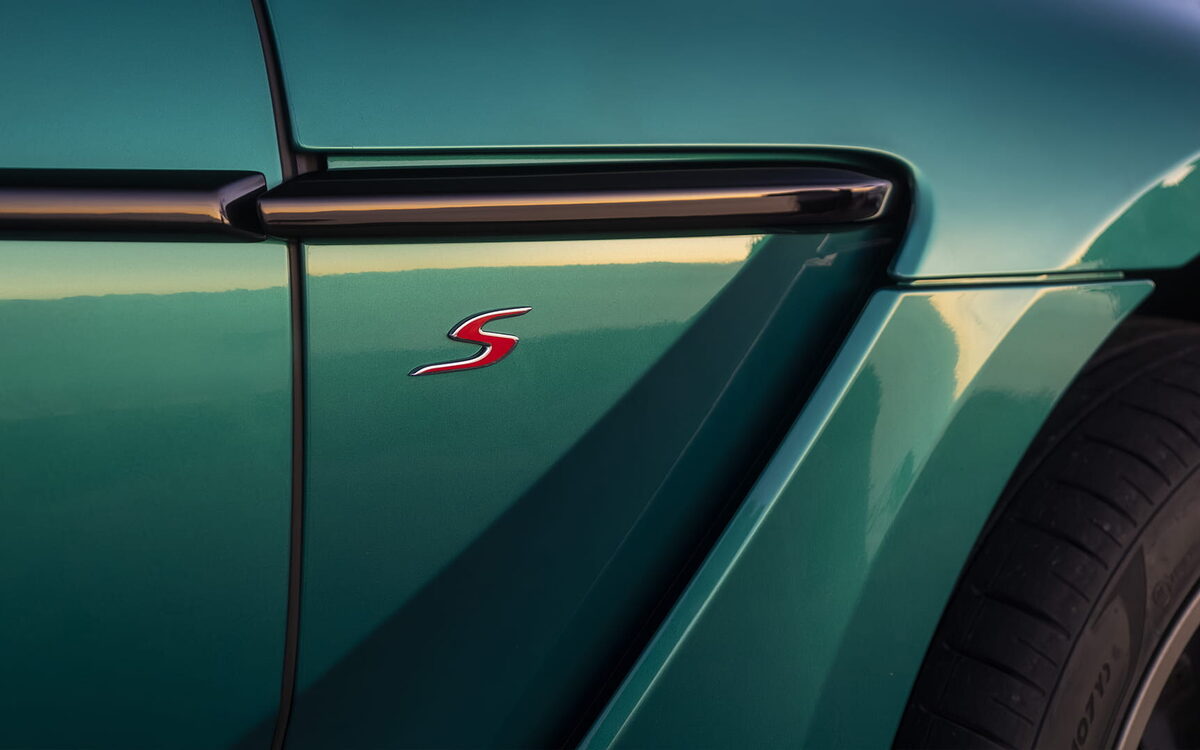Close-up of the red S badge on the DBX S front wing