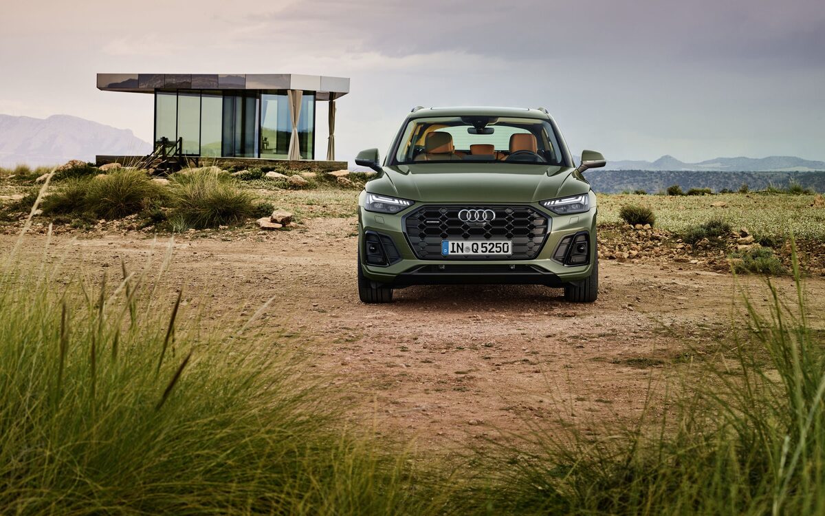 Audi Q5 in District Green, seen head-on with the black grille and LED headlamps