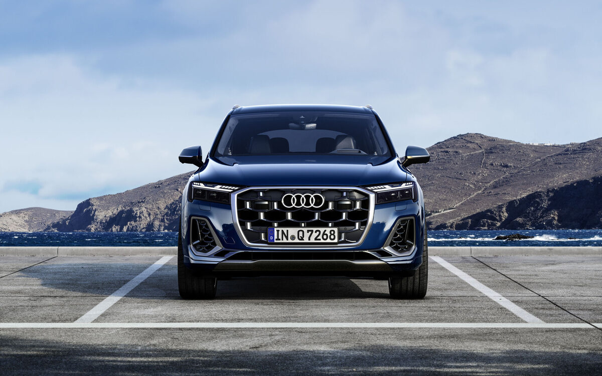Audi Q7 in Ascari Blue seen head-on in a parking bay by the sea