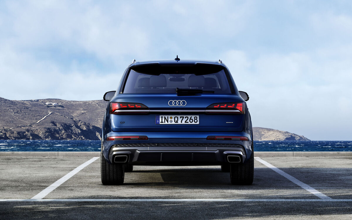 Audi Q7 in Ascari Blue seen from directly behind with the full-width tail lamp strip