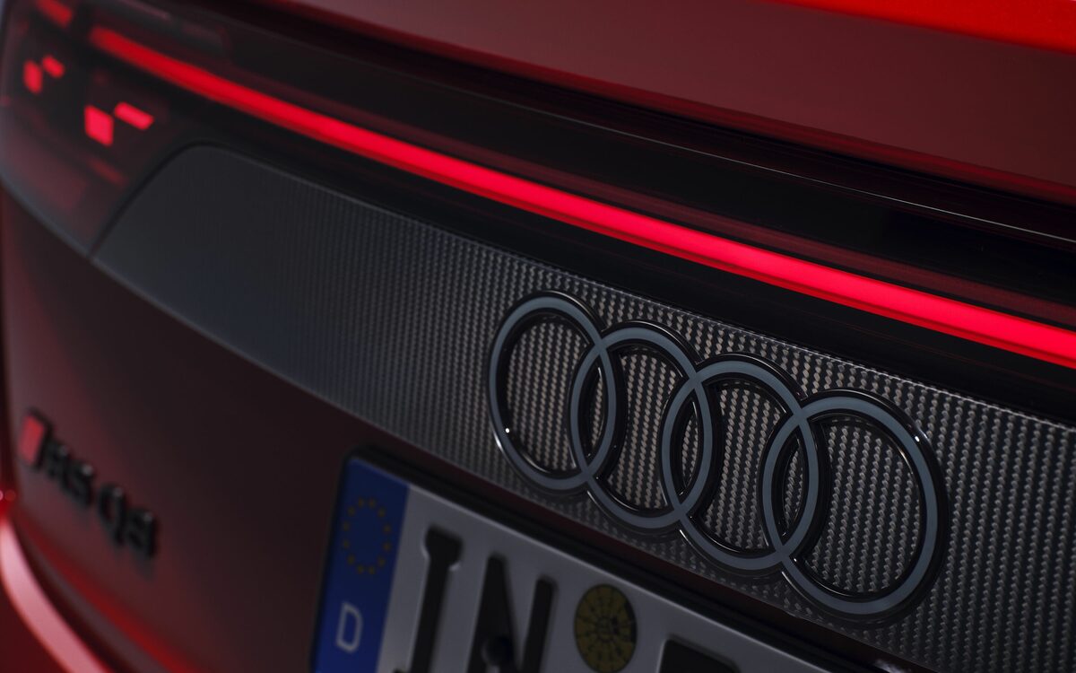 Audi RS Q8 performance in Chili Red, close-up of the rear light bar, four rings and RS badge