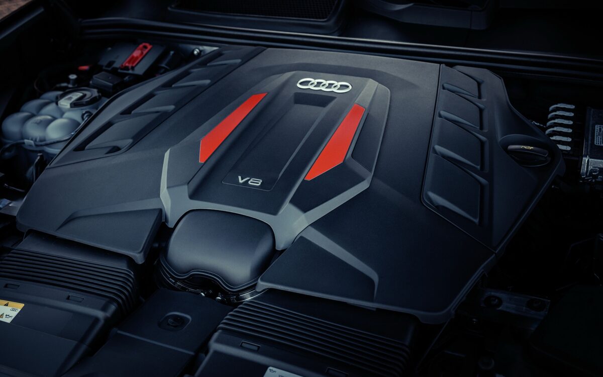 Audi SQ8 in Waitomo Blue, V8 engine cover with red accents under the bonnet