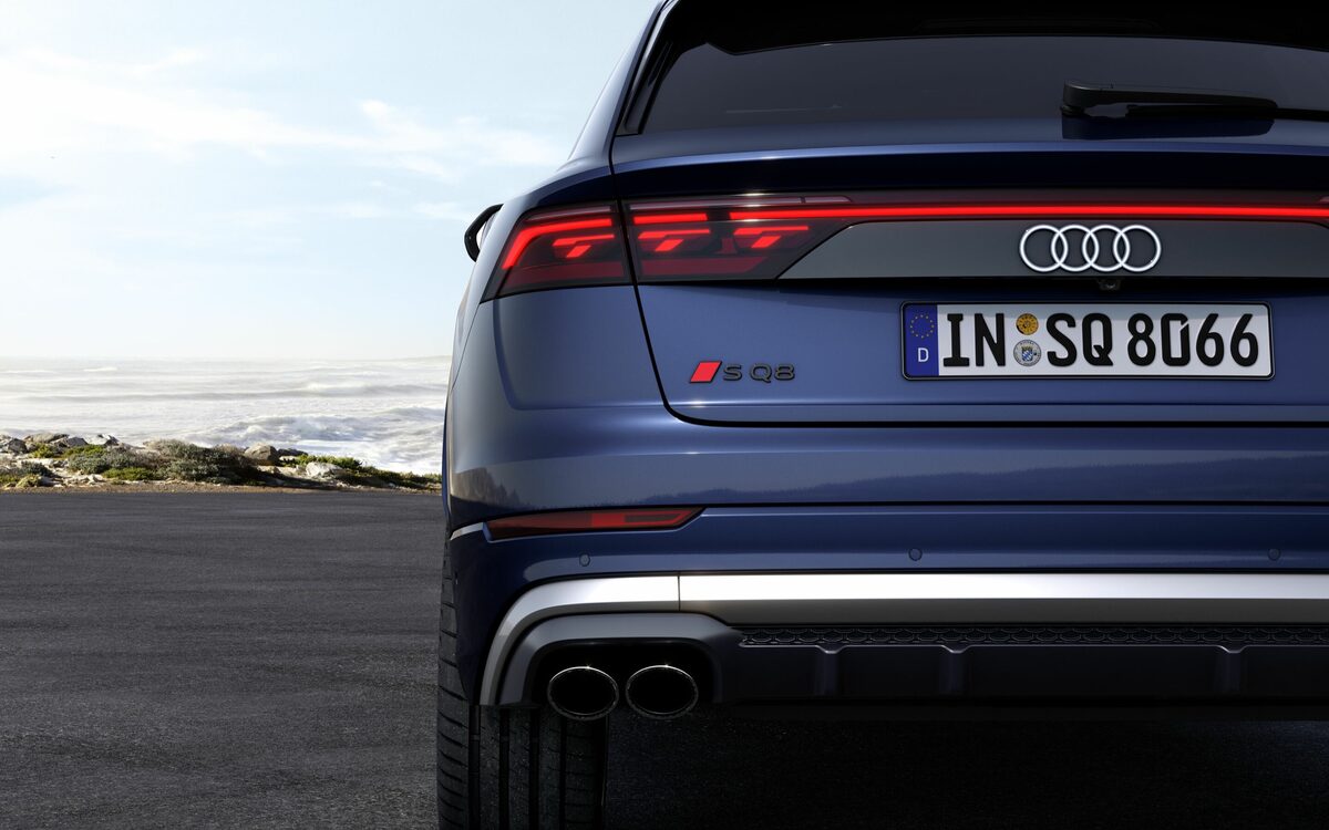 Audi SQ8 in Waitomo Blue, close-up of the full-width tail lamp bar, rings and quad exhaust tips