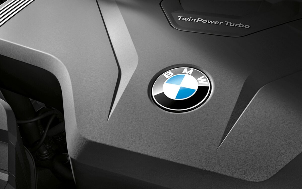 Engine cover with the BMW roundel and TwinPower Turbo lettering