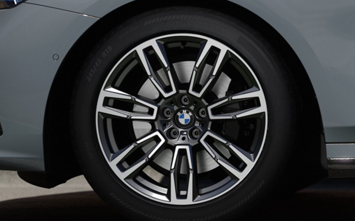 Close-up of the BMW 5 Series Long Wheelbase alloy wheel