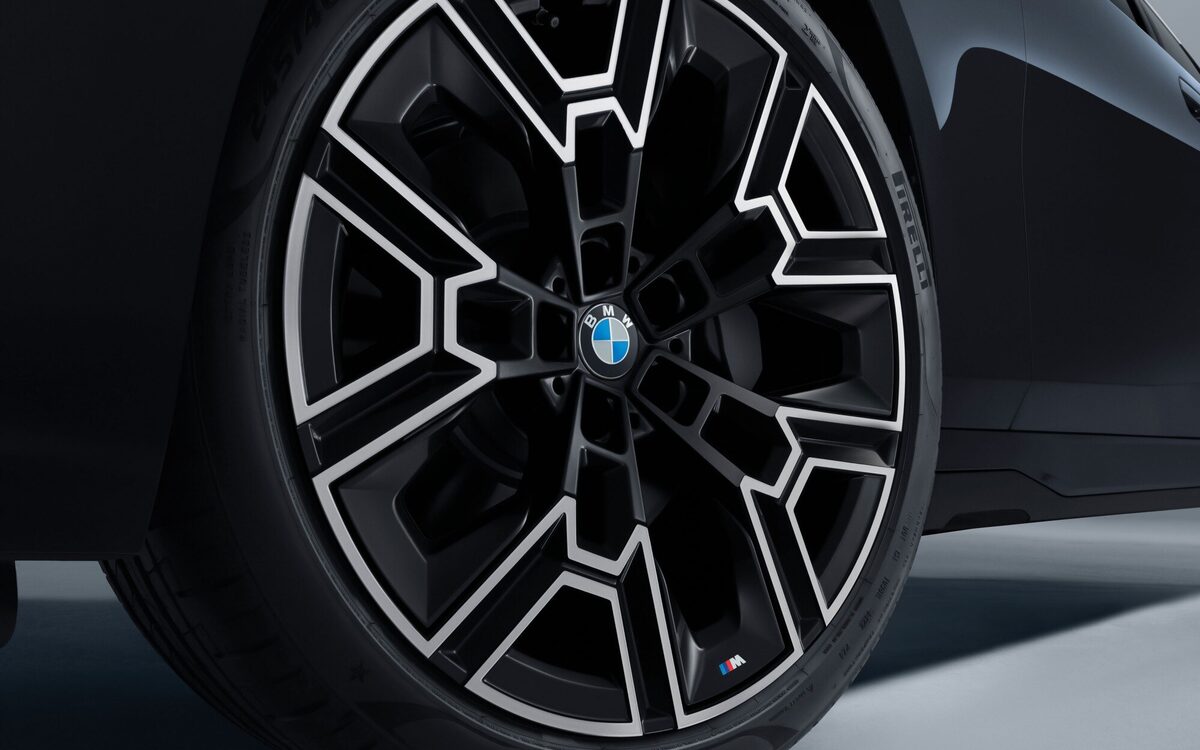Close-up of the 20-inch M alloy wheel on the BMW i5 LWB
