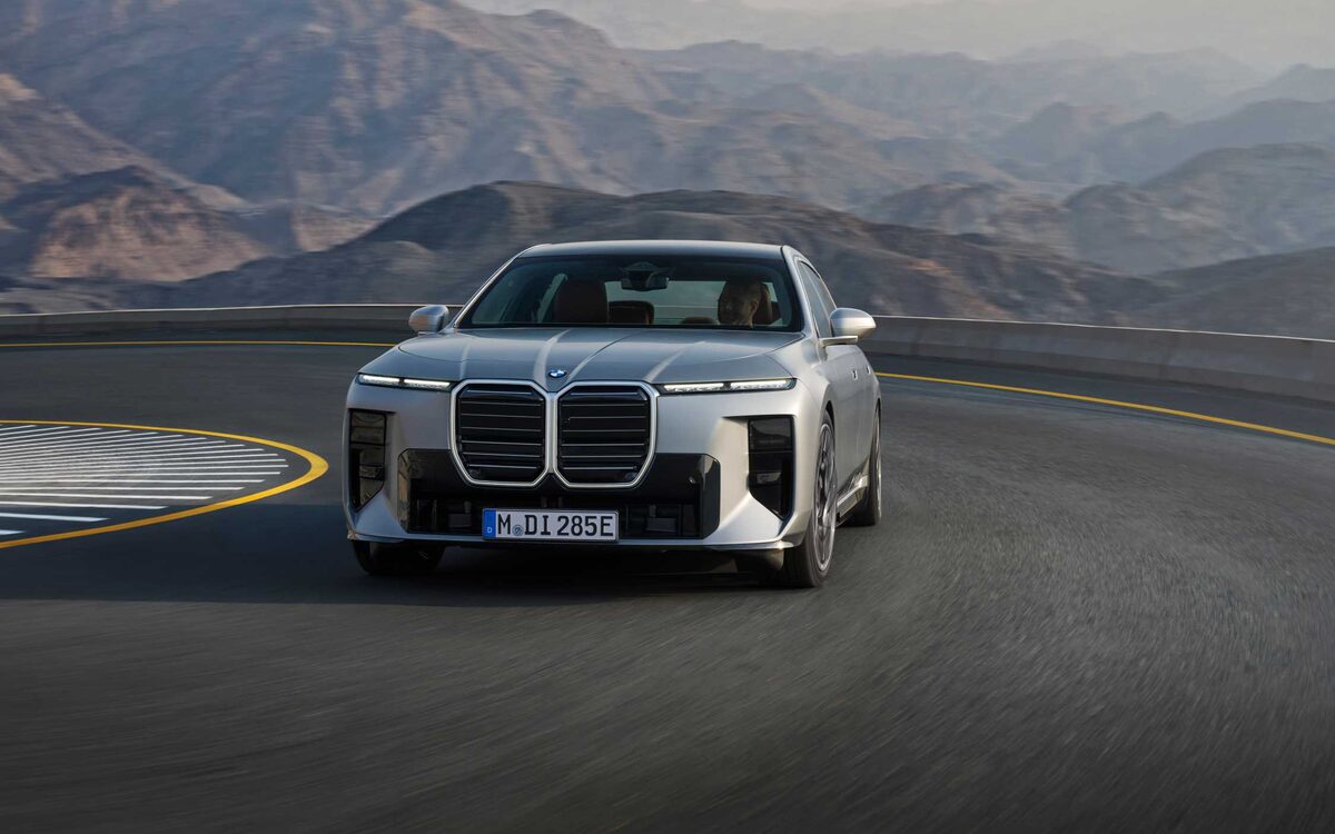 BMW i7 in silver, head-on view of the large kidney grille on a banked track