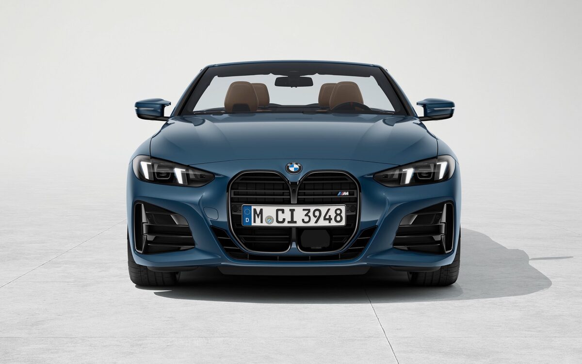 BMW M440i xDrive Convertible front view in a studio, showing the kidney grille