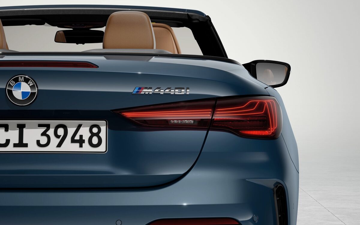 Close-up of the M440i Convertible tail lamp and badge