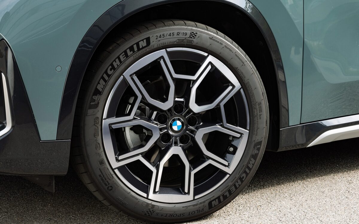 Close-up of the bi-colour alloy wheel and wheel arch on the BMW X1
