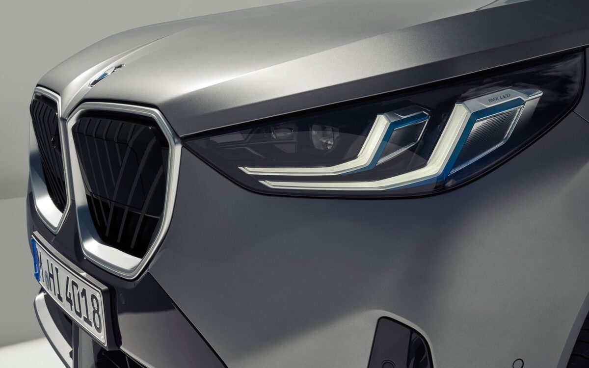 Close-up of the LED headlamp and kidney grille corner of the BMW X3