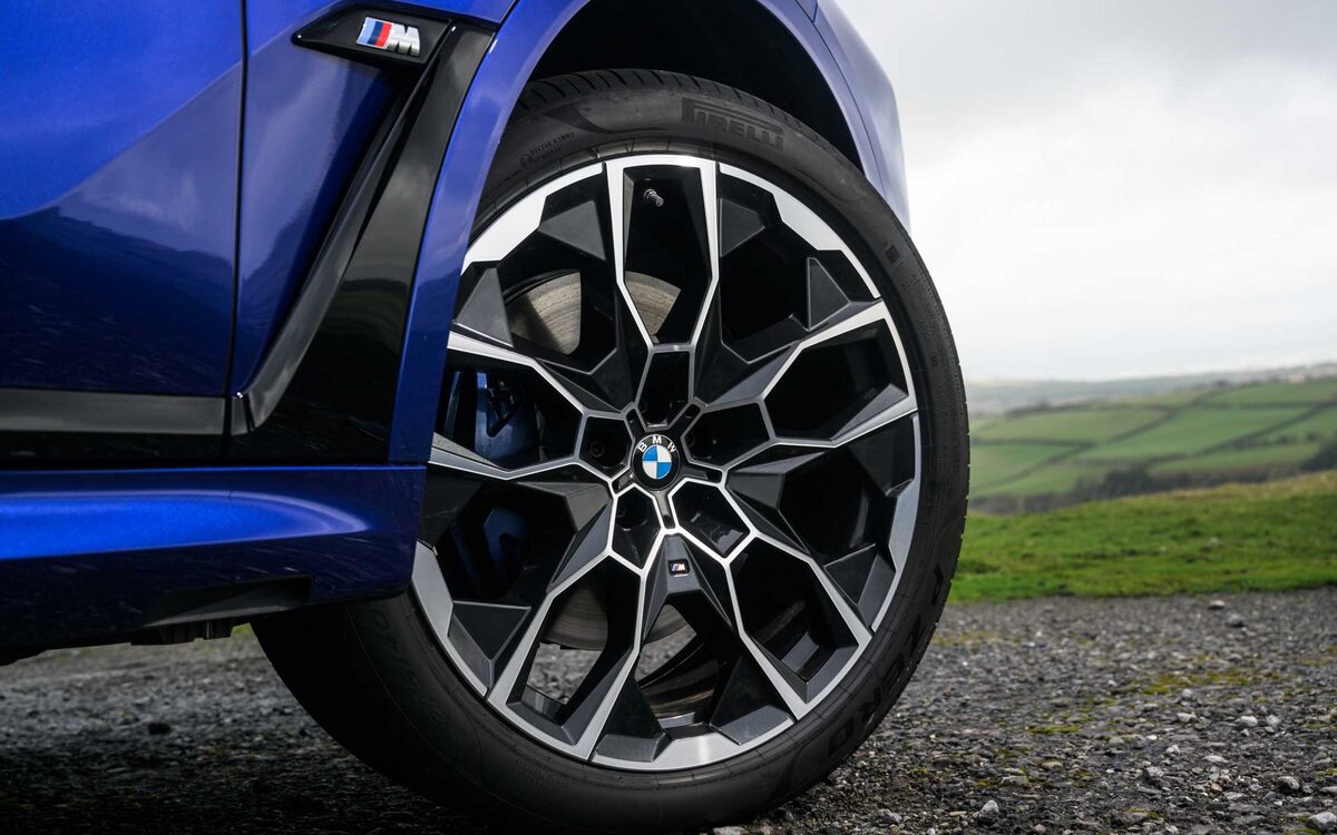 Close-up of the BMW X7 M light alloy wheel