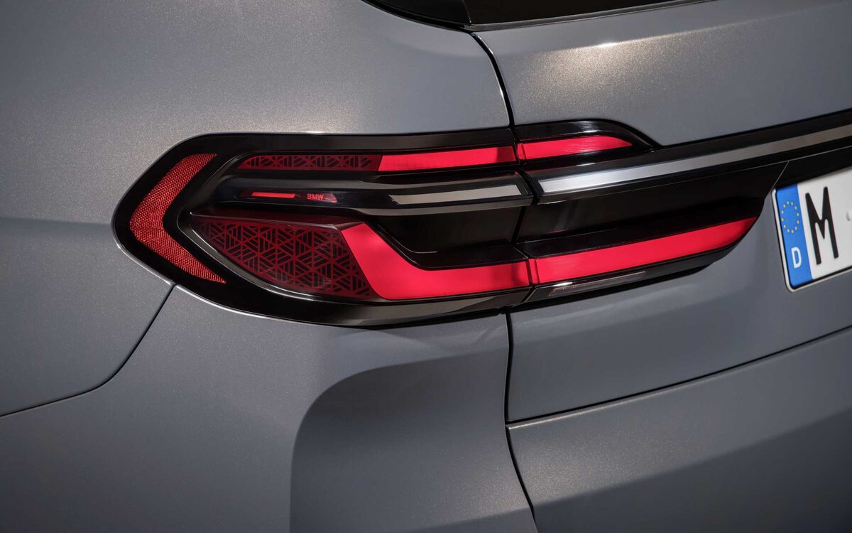 Close-up of the BMW X7 LED tail lamp
