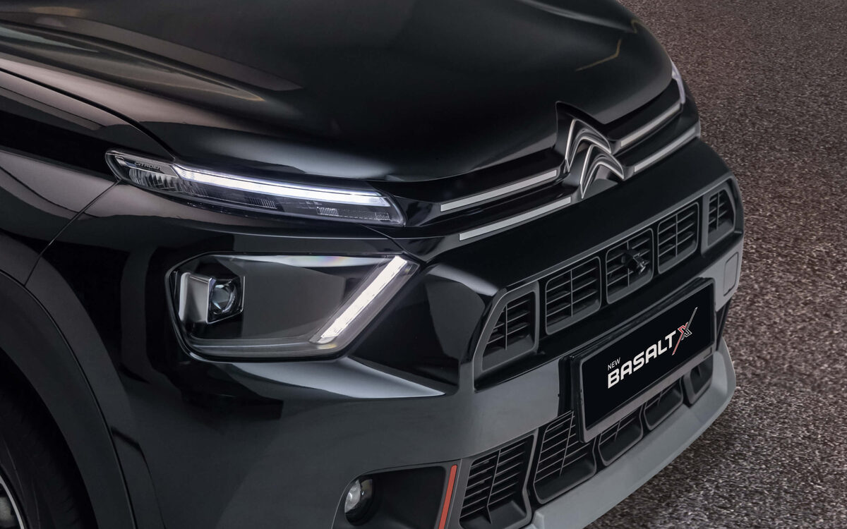 Close-up of the black Citroen Basalt bonnet, chevron grille, LED DRL, fog lamp and front bumper