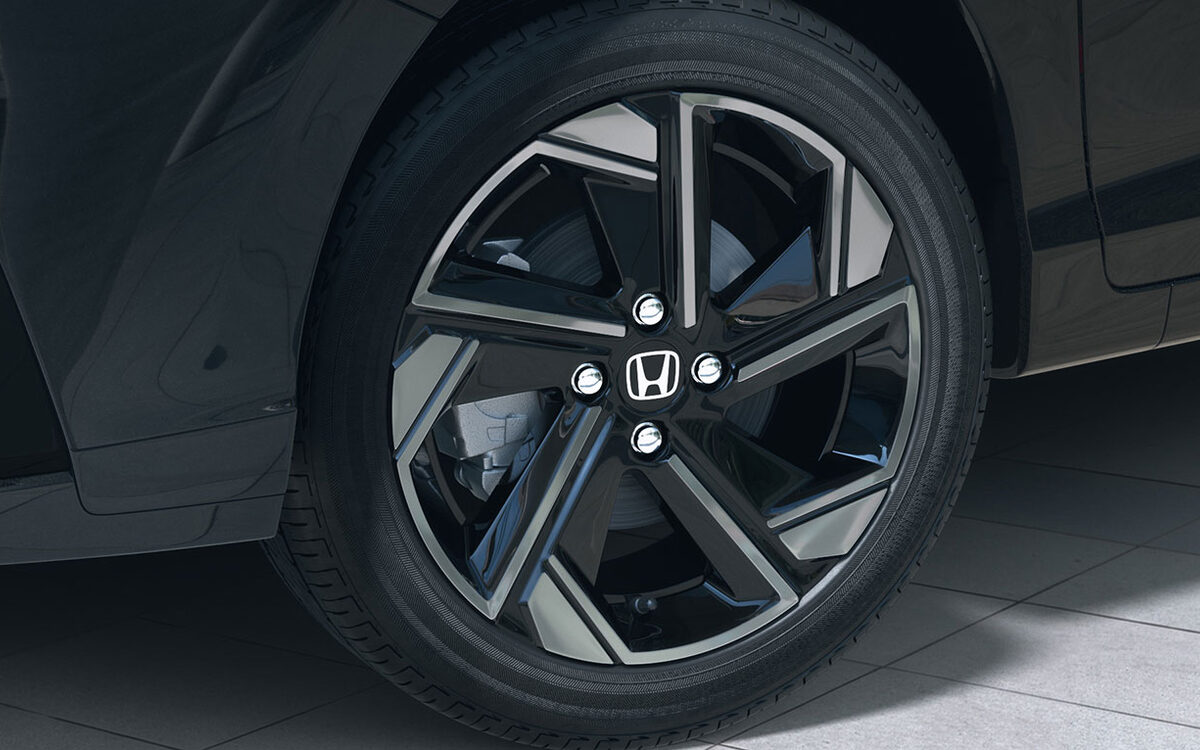 Close-up of the Honda City e:HEV black and machined alloy wheel