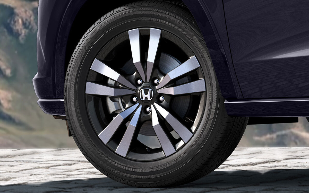 Close-up of the ZR-V multi-spoke alloy wheel with Honda badge