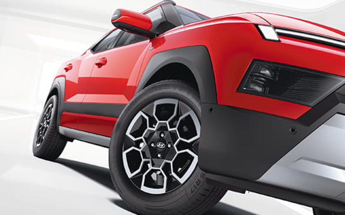 Close view of the Hyundai Bayon's 17-inch diamond-cut alloy wheel