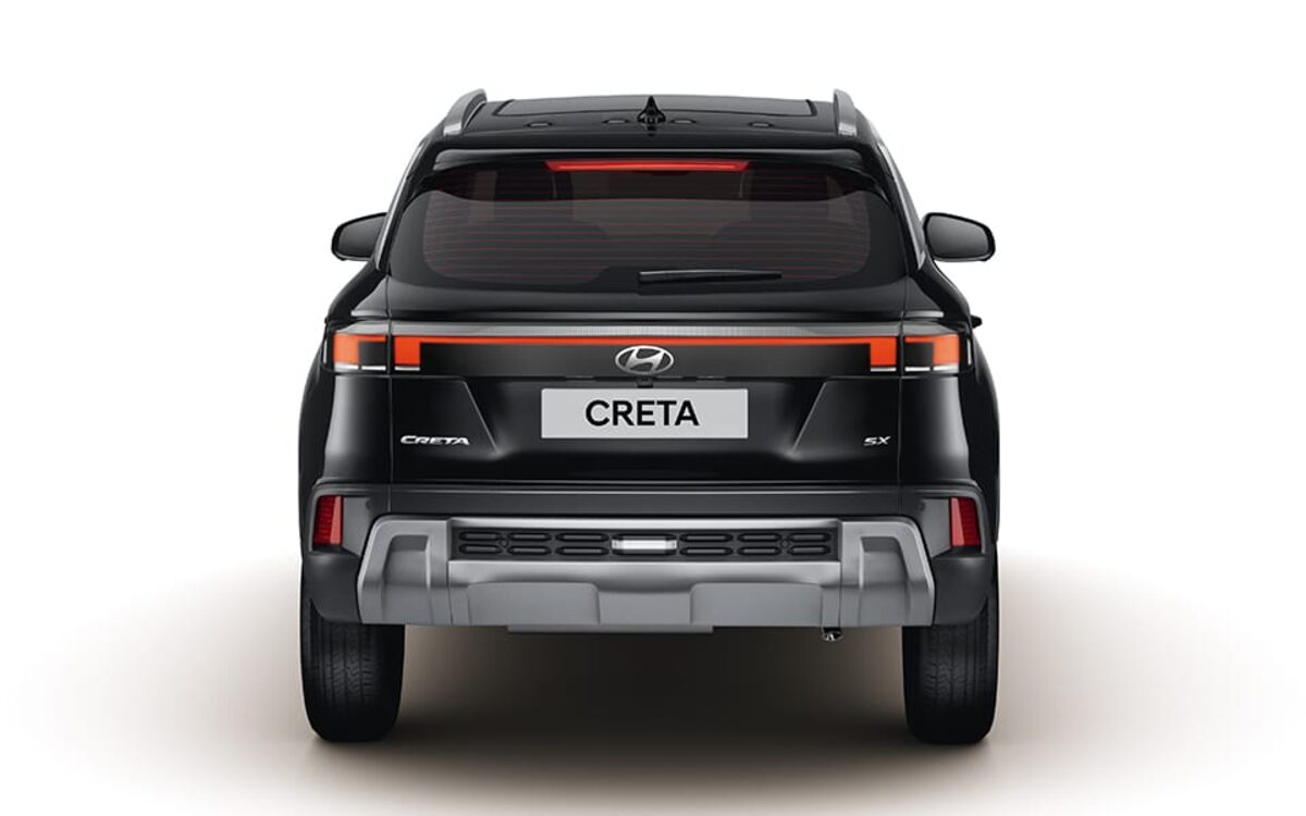 Hyundai Creta in black, straight rear view with the connected tail lamp bar on a white background
