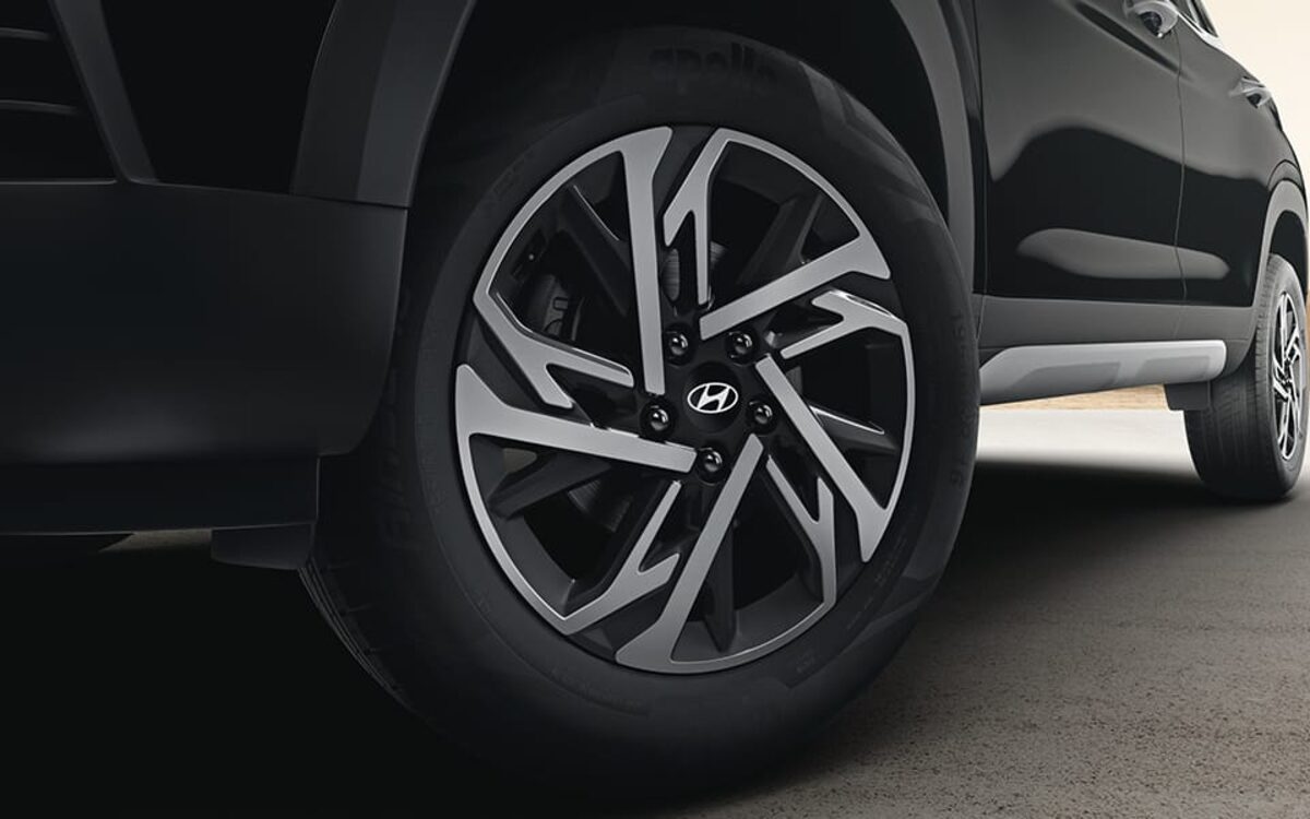 Close-up of the Creta's machined alloy wheel on a black car