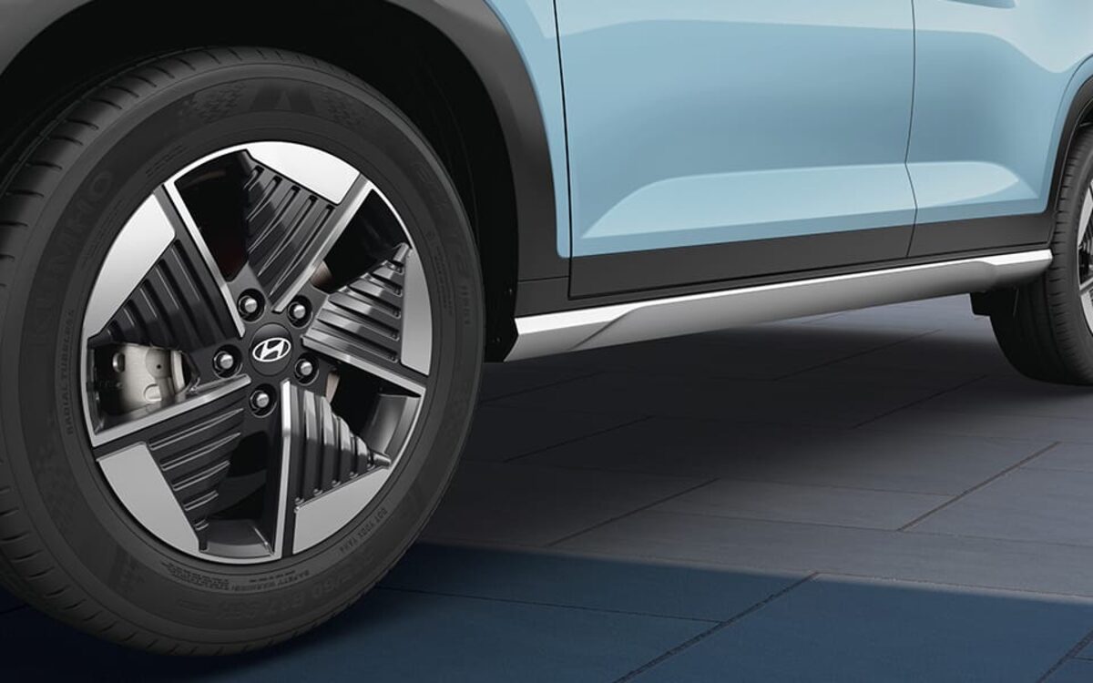 Close-up of the Hyundai Creta Electric alloy wheel and side sill