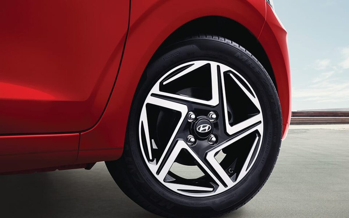 Close-up of the Hyundai Grand i10 Nios diamond-cut alloy wheel