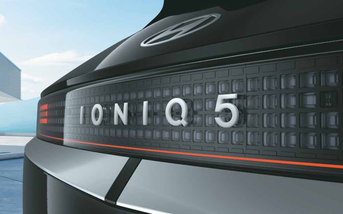 Close-up of the IONIQ 5 rear light bar with the lit IONIQ 5 lettering