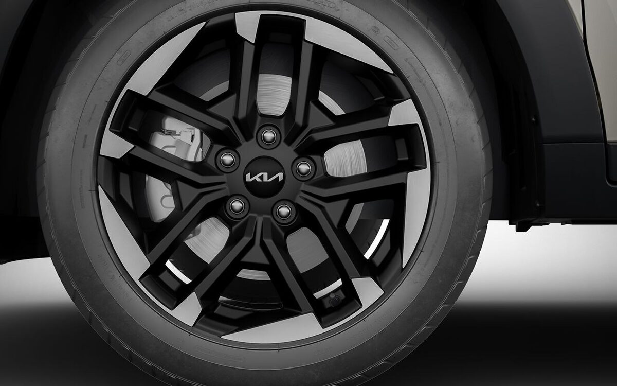 Close-up of the black and silver diamond-cut alloy wheel on the Kia Carens Clavis
