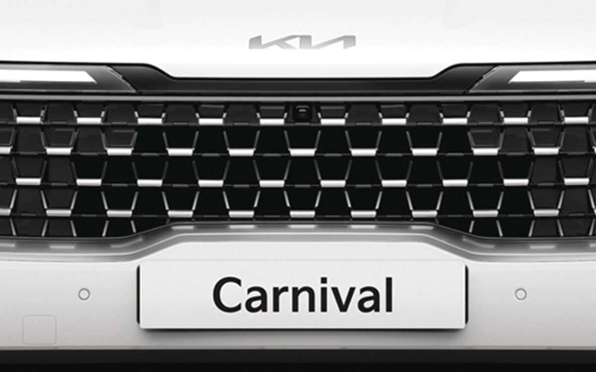 Close-up of the Kia Carnival front grille and vertical LED headlamps