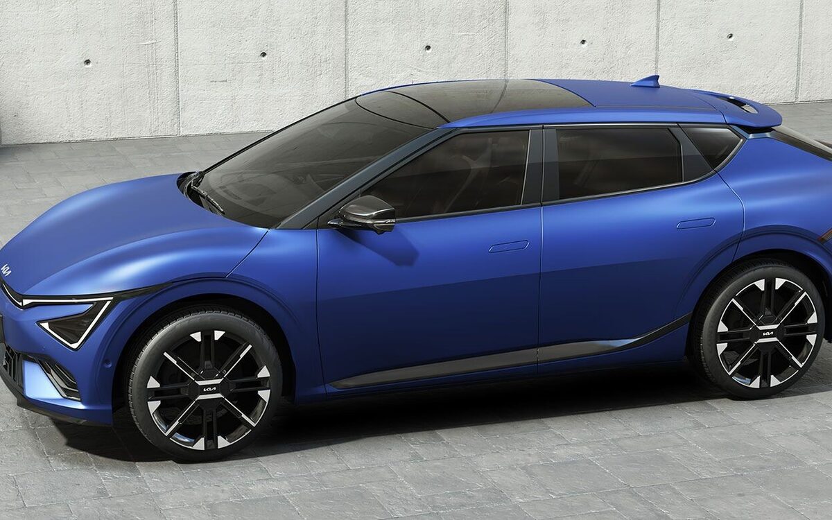 Kia EV6 in blue seen from above at the front three-quarter on a paved courtyard