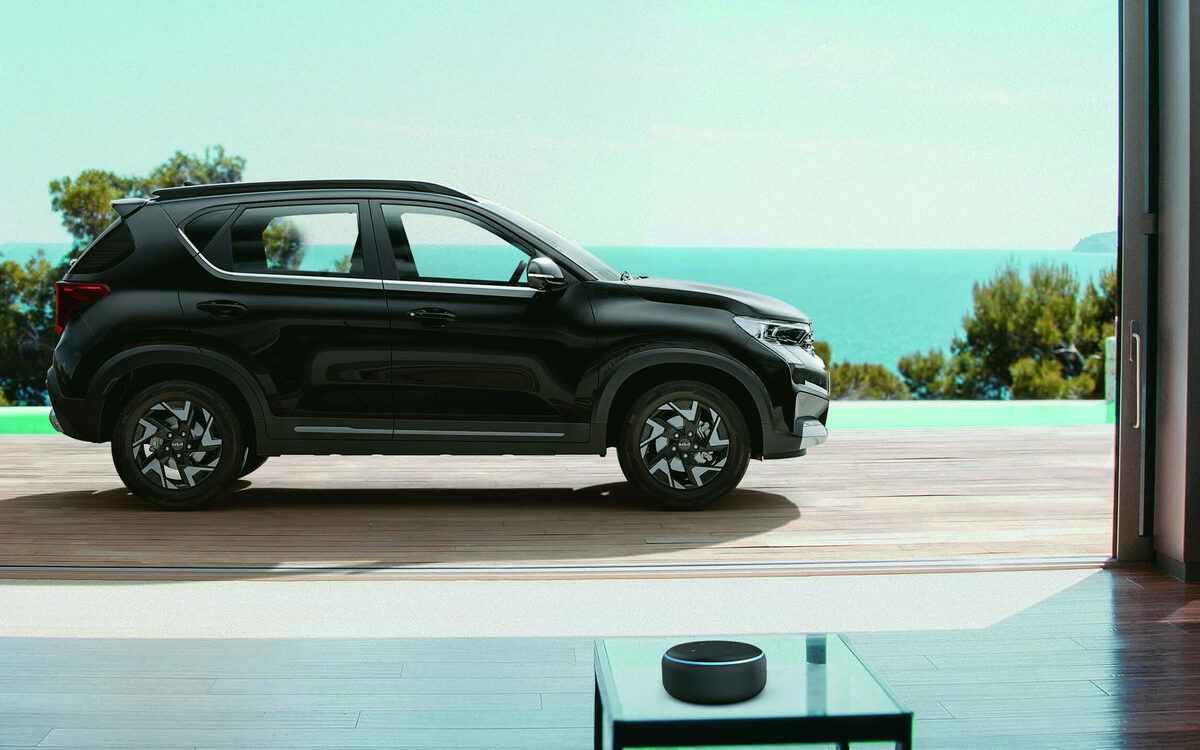 Black Kia Sonet seen from the side on a terrace overlooking the sea