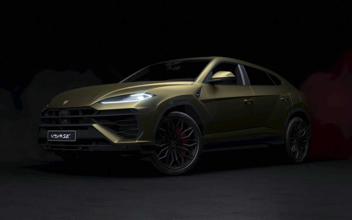 Lamborghini Urus SE in olive-green, front three-quarter view in a dark studio