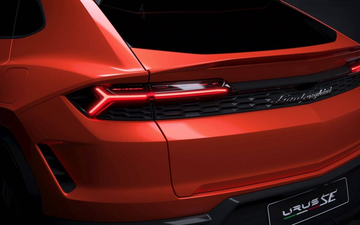 Lamborghini Urus SE rear close-up in orange showing the tail lamp and Urus SE badge