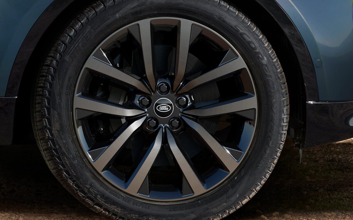 Close-up of the Land Rover Discovery multi-spoke alloy wheel