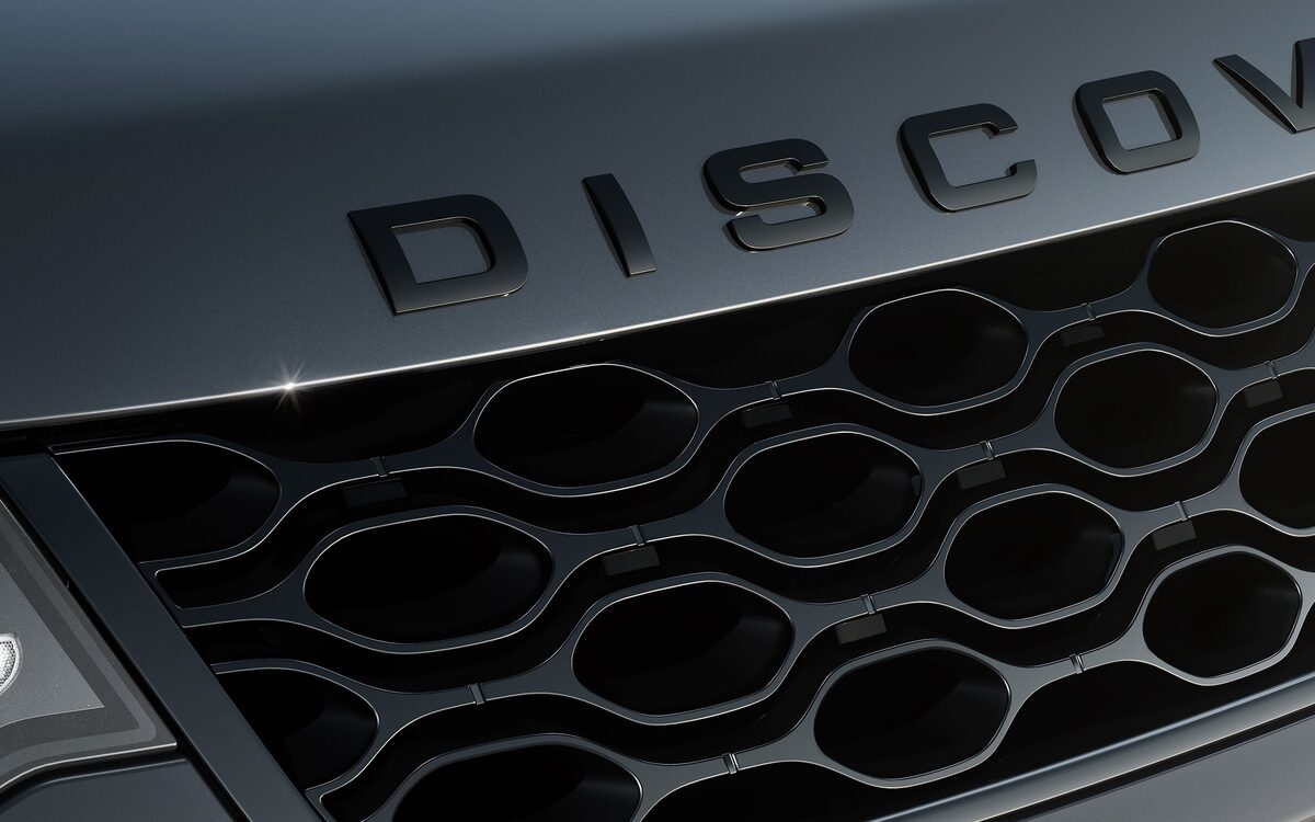Close-up of the Land Rover Discovery Sport grille and bonnet lettering