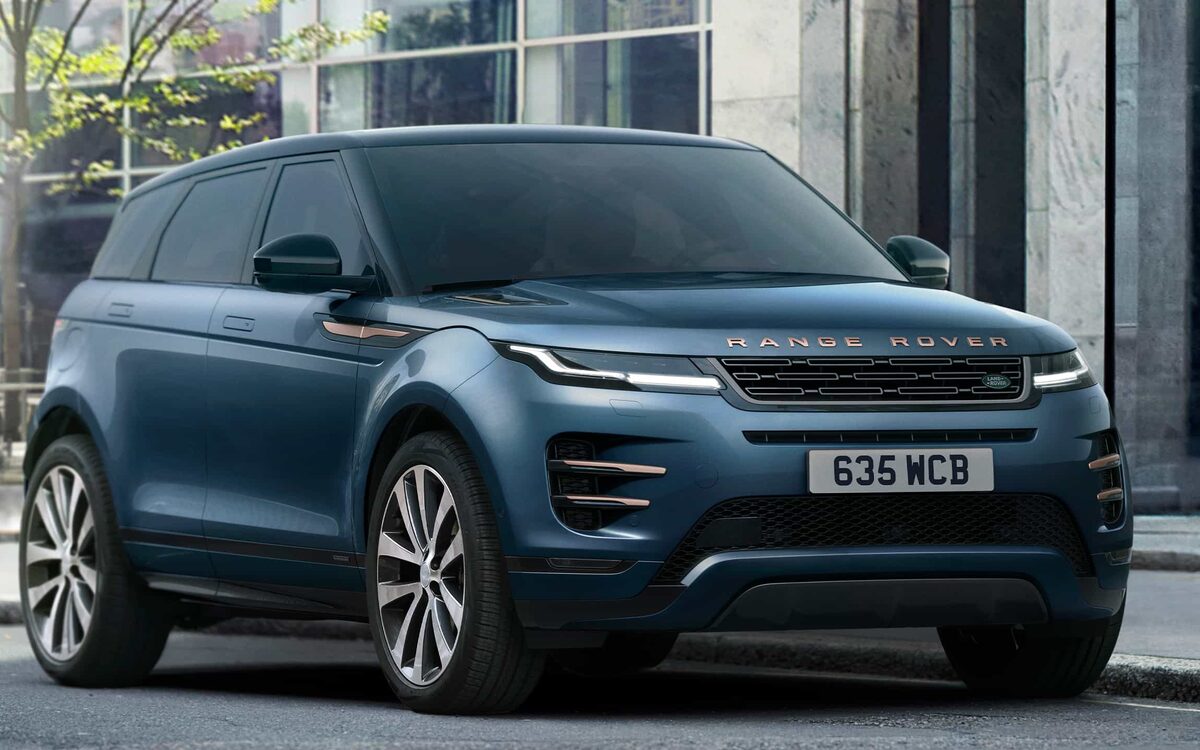 Range Rover Evoque in blue, front three-quarter view parked on a city street