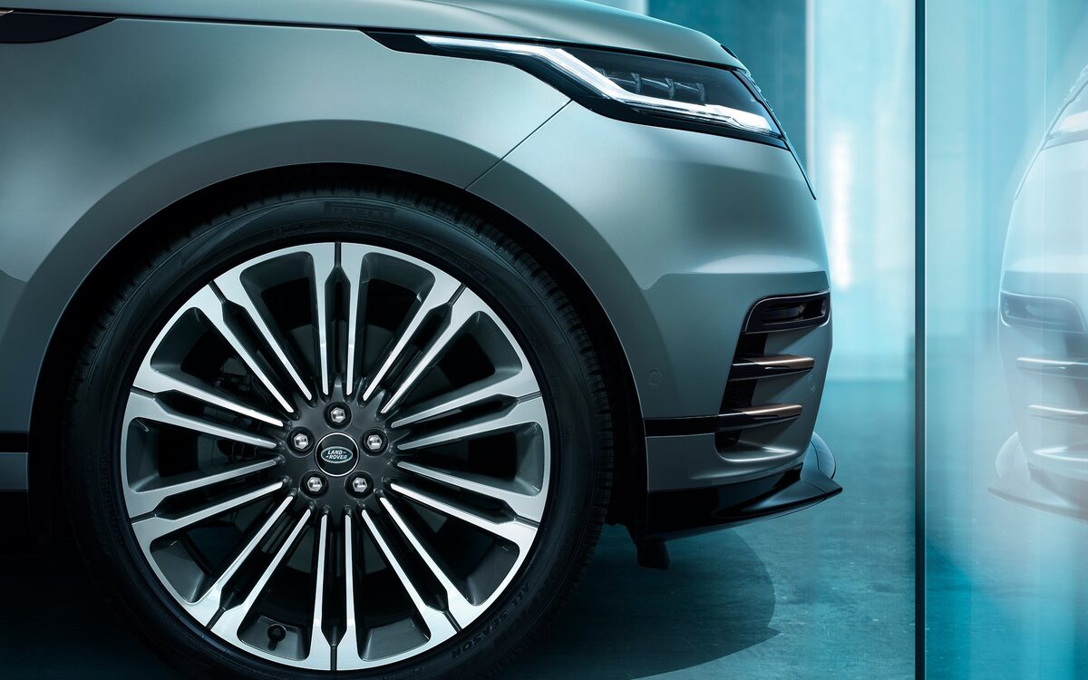 Close-up of the Range Rover Velar multi-spoke alloy wheel