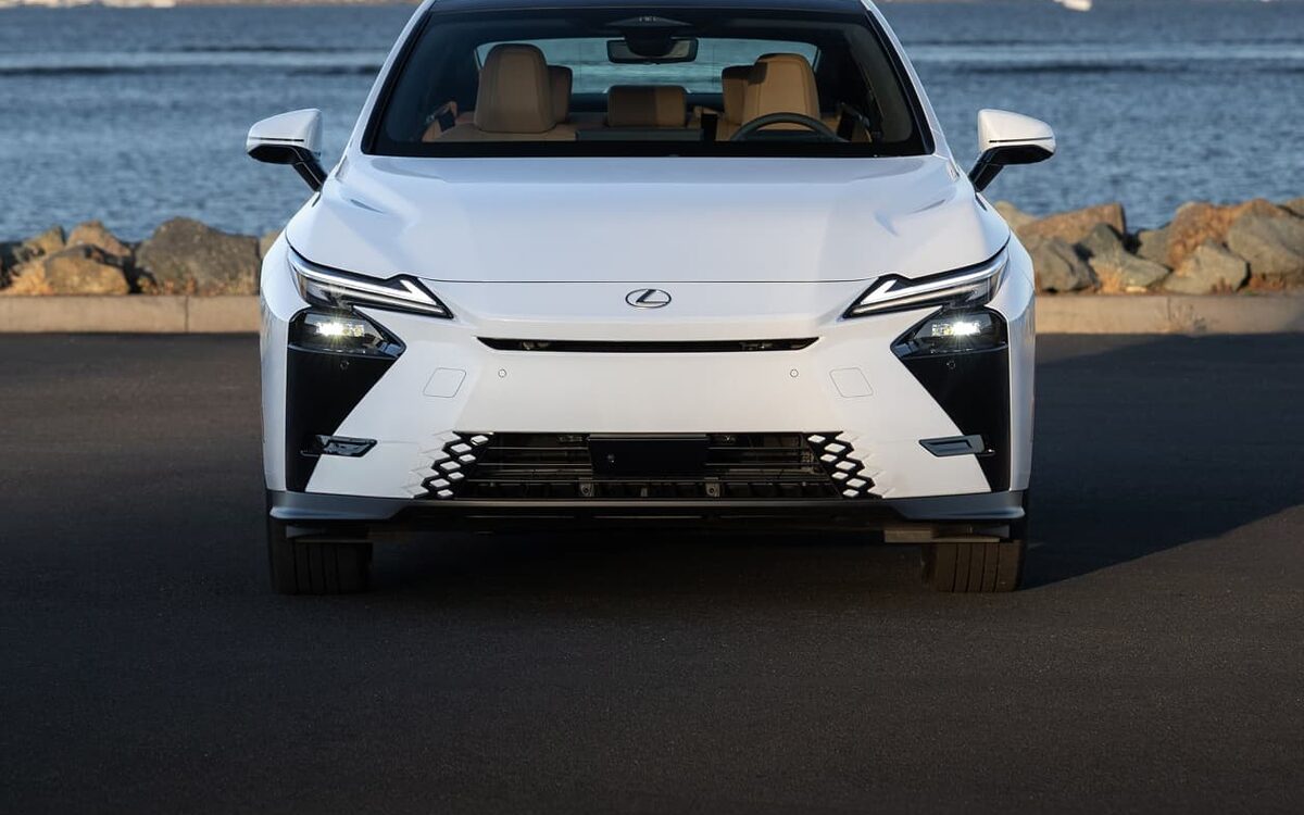 Head-on front view of a white Lexus ES 350h with the sleek spindle front end and LED headlamps