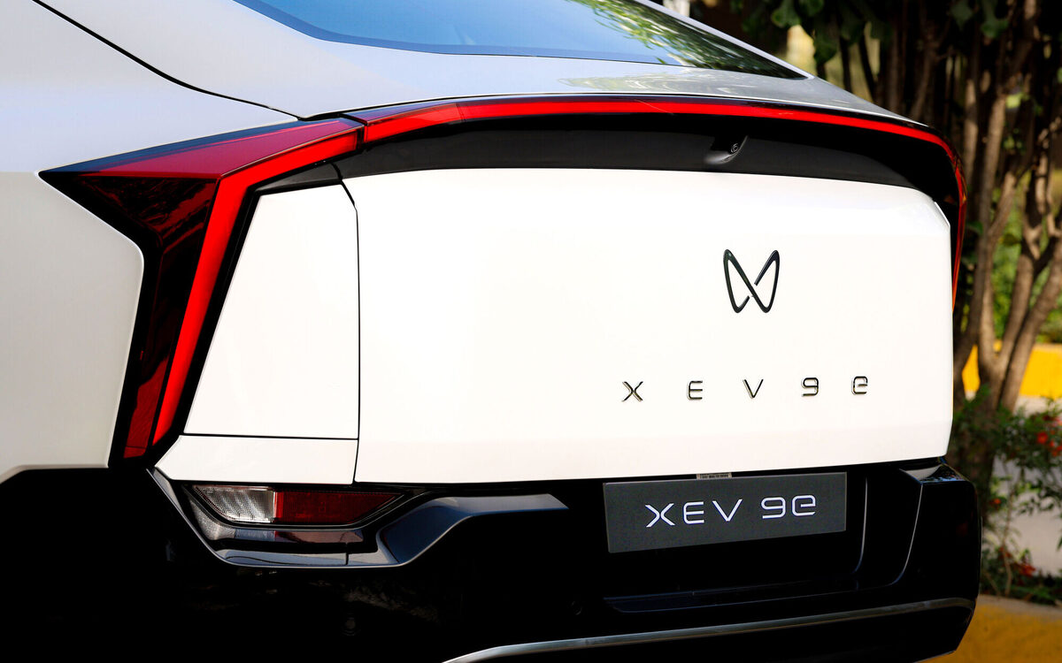 Close-up of the XEV 9e rear with the connected red LED tail lamp and Infinity badge in Everest White