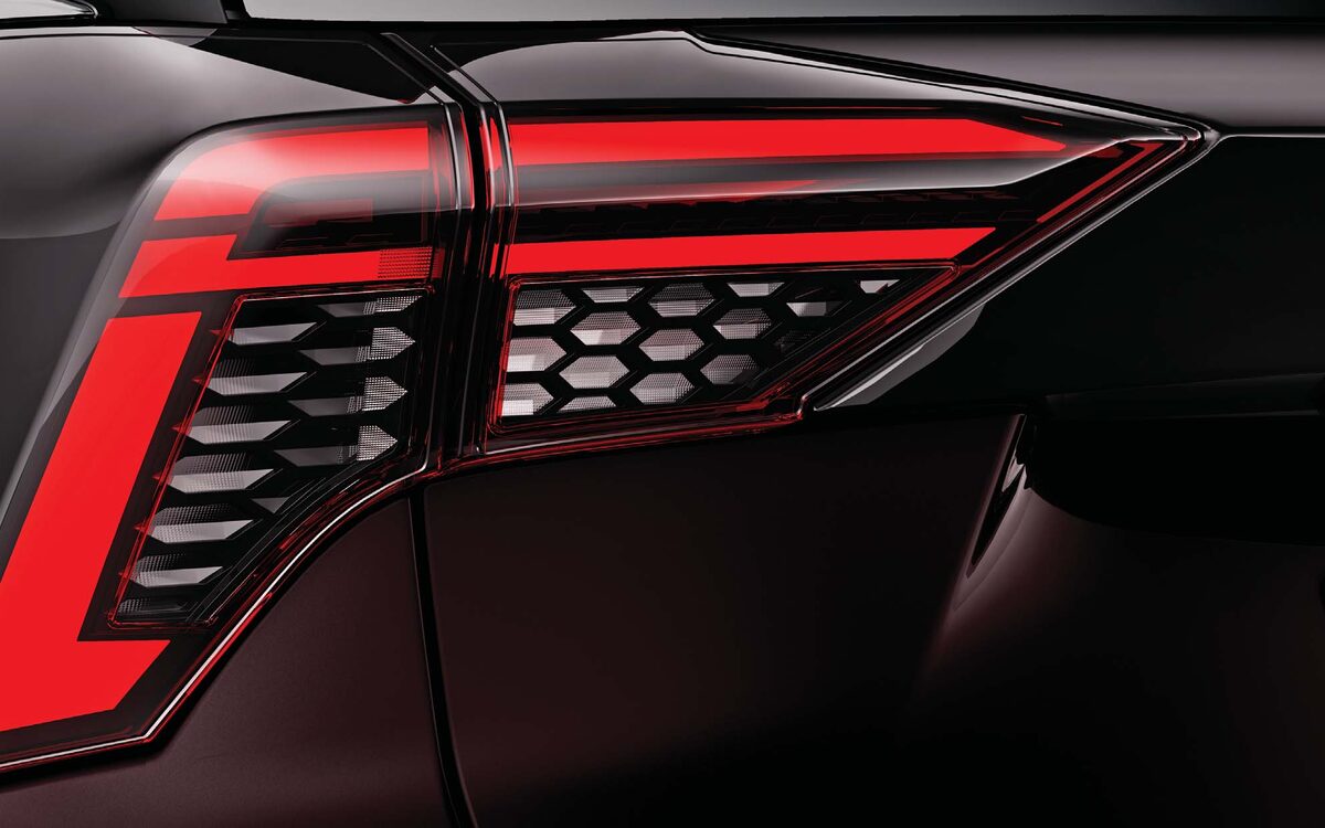 Close-up of the XUV 7XO LED tail lamp with its honeycomb pattern