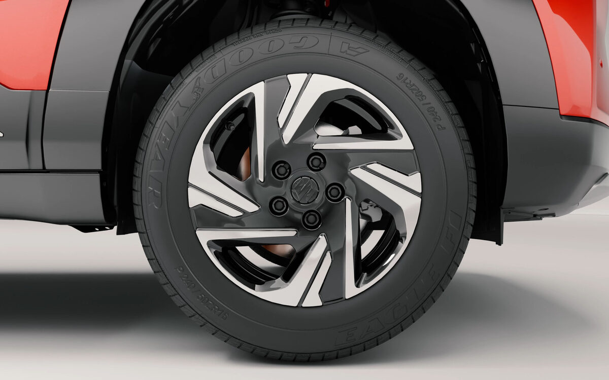 Close-up of the Brezza's machined alloy wheel and front wheel arch cladding