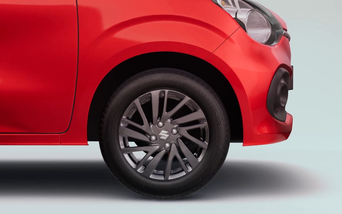 Close-up of the Celerio front wheel and wheel arch in red paint