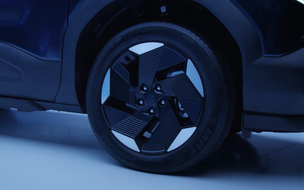 Close-up of the e Vitara's 18-inch aerodynamic alloy wheel