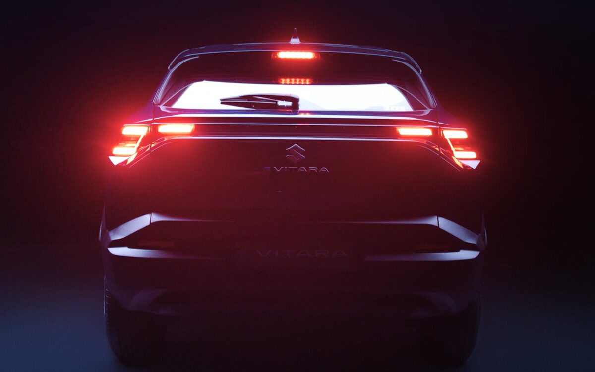 Rear view of the e Vitara with its illuminated red three-point LED tail lamps