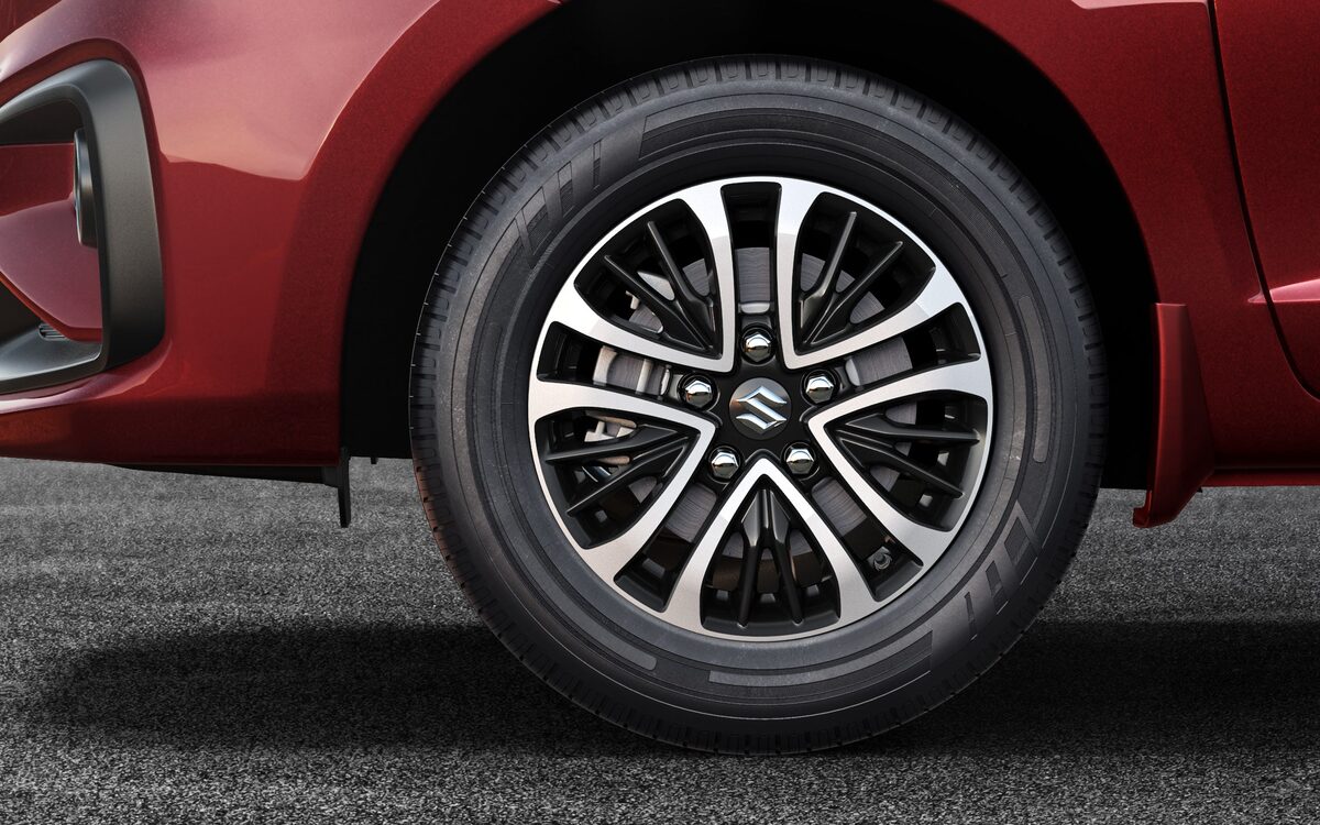Close-up of the Ertiga's machined two-tone alloy wheel and front wheel arch
