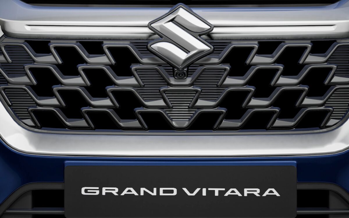 Close-up of the Grand Vitara's chrome-framed front grille and number plate