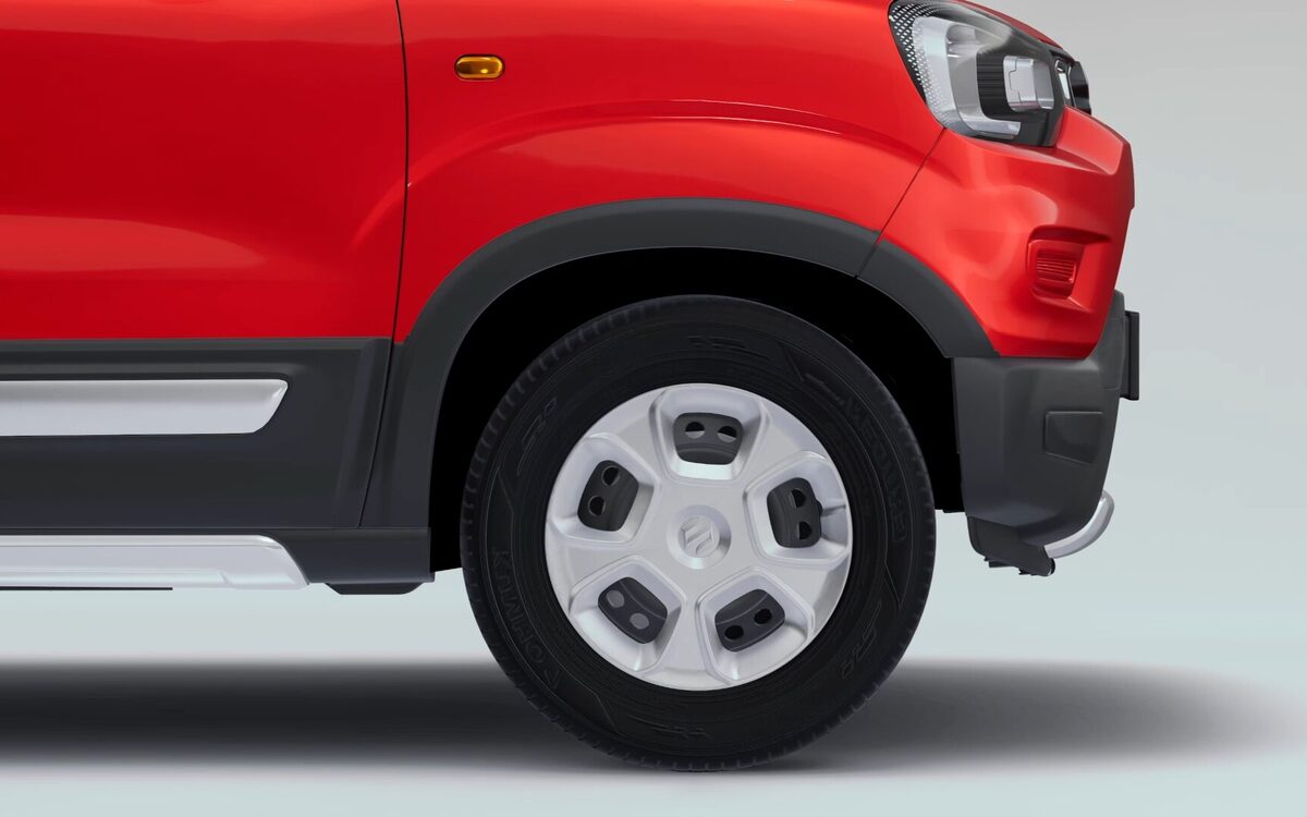 S-Presso front wheel with white wheel cover and black body cladding
