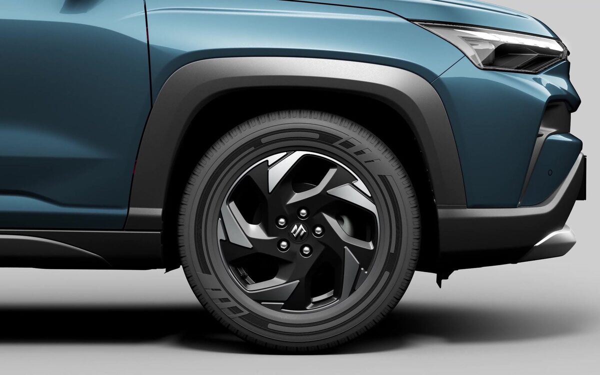 Close-up of the Victoris's 17-inch alloy wheel and front wheel arch