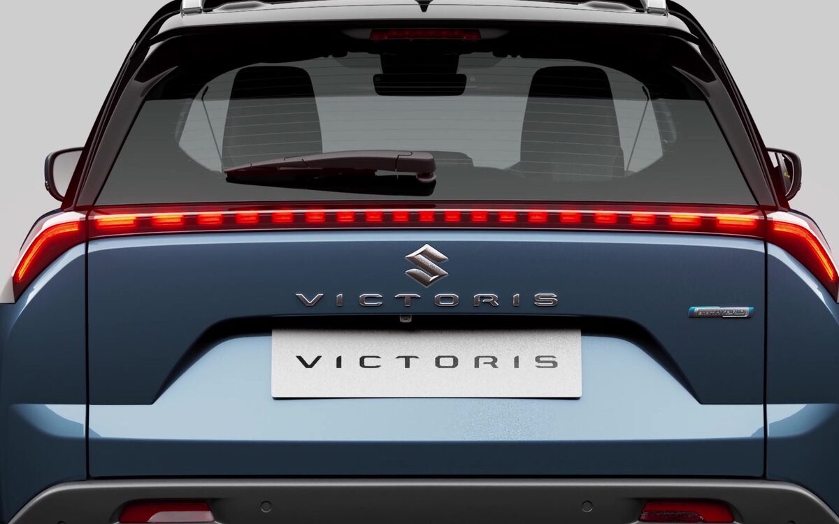 Rear of the Victoris with its segmented LED tail lamp bar, Suzuki emblem and number plate area