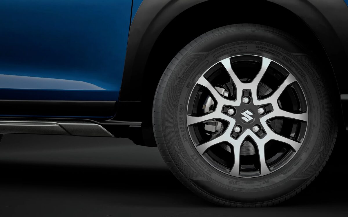 Close-up of the XL6 diamond-cut alloy wheel and side cladding